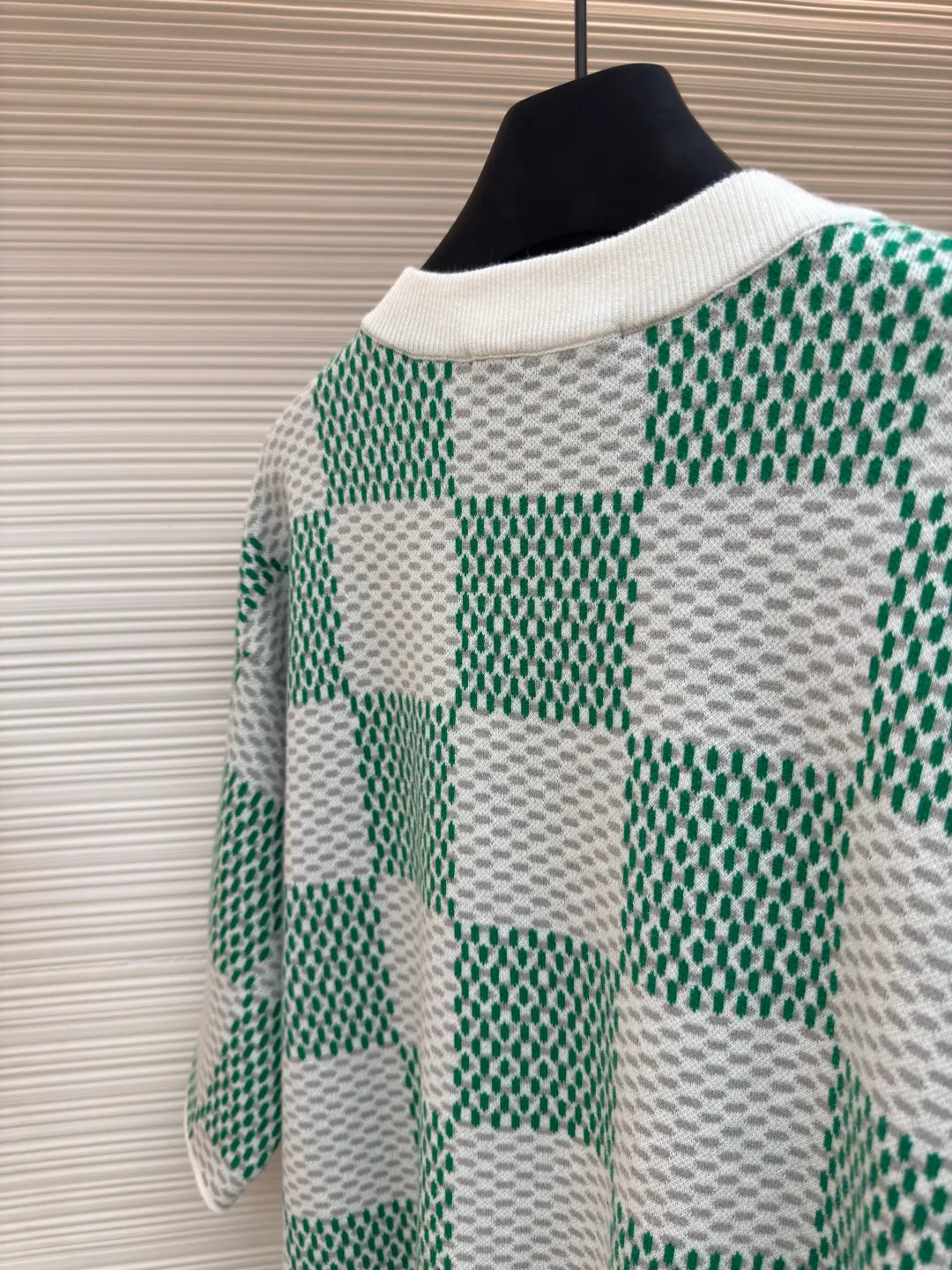 LOUIS VUITTON checkerboard woolen short sleeves ●Authentic product: Purchased and developed by 7989 ●Item No.: 1680122-A35 ●Fabric: combed cotton yarn ●Technology: Woolen ●Version: Fitted version ●Size: XS-S-M-L ●Description: 100% fully combed cotton yarn is used, and the fabric pieces are woven using a Stoll 14-needle ultra-fine machine imported from Germany worth 47W. It is woven at a parallel and even speed with reference to the original single-sided partial net bottom hanging wool structure. Each piece takes 270 minutes to weave. During weaving, 16 sand spits are used to alternately knit back and forth. The number of knitting rows on a single piece of front clothing is as high as 6352. The newly woven garment has a lot of knots. It requires pure manual thread picking and knot head inspection. Only after random inspection can seam picking and washing be carried out. The overall wiring is straight and delicate. The fabric is comfortable and soft, and the color is consistent with no color difference. It can be matched with the same style to create a fashionable look, and can be used in various occasions. Customized accessories, complete with three standards, the same style for men and women!